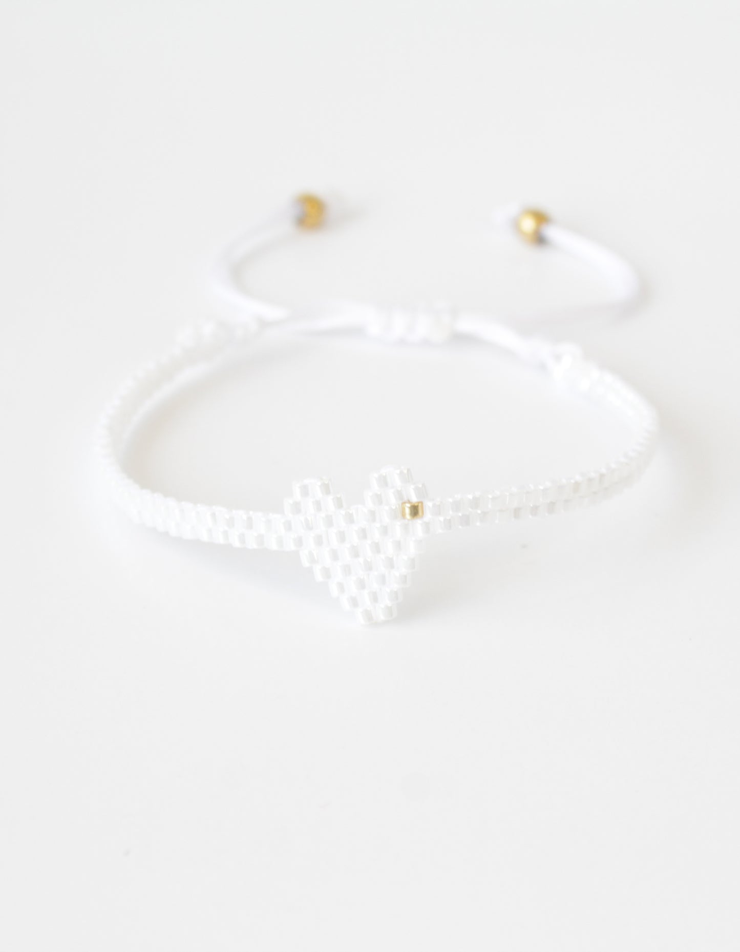 Single white heart bracelet